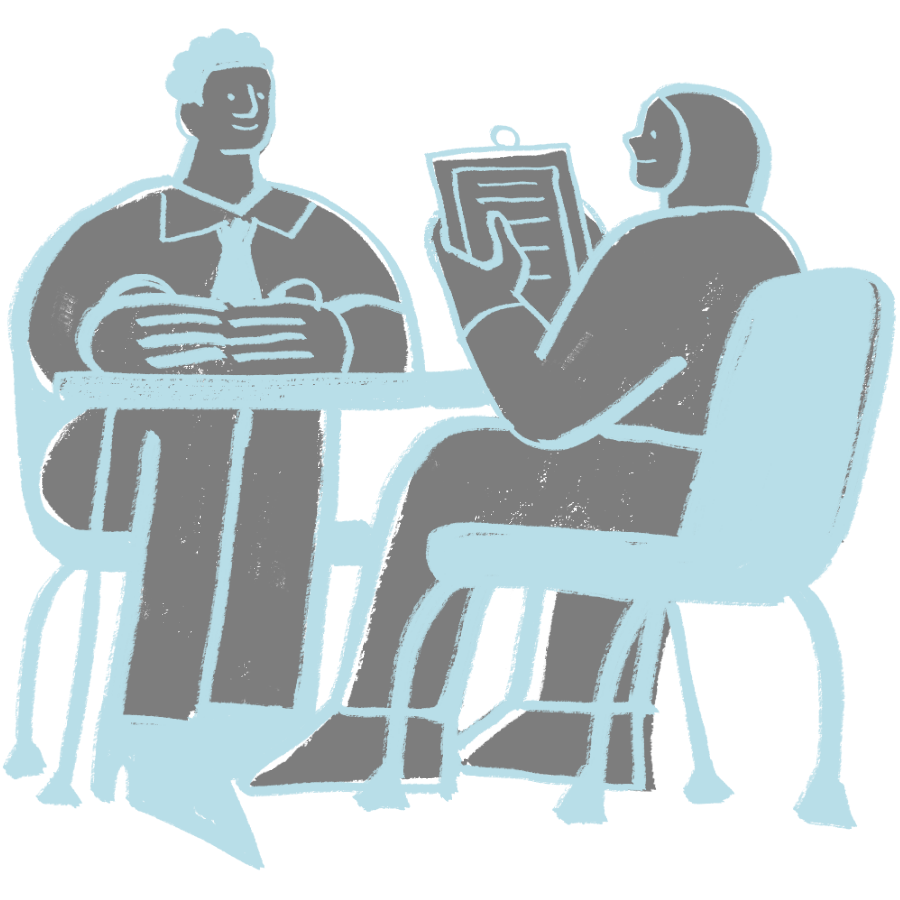 Karşı karşıya oturmuş konuşan iki kişi.